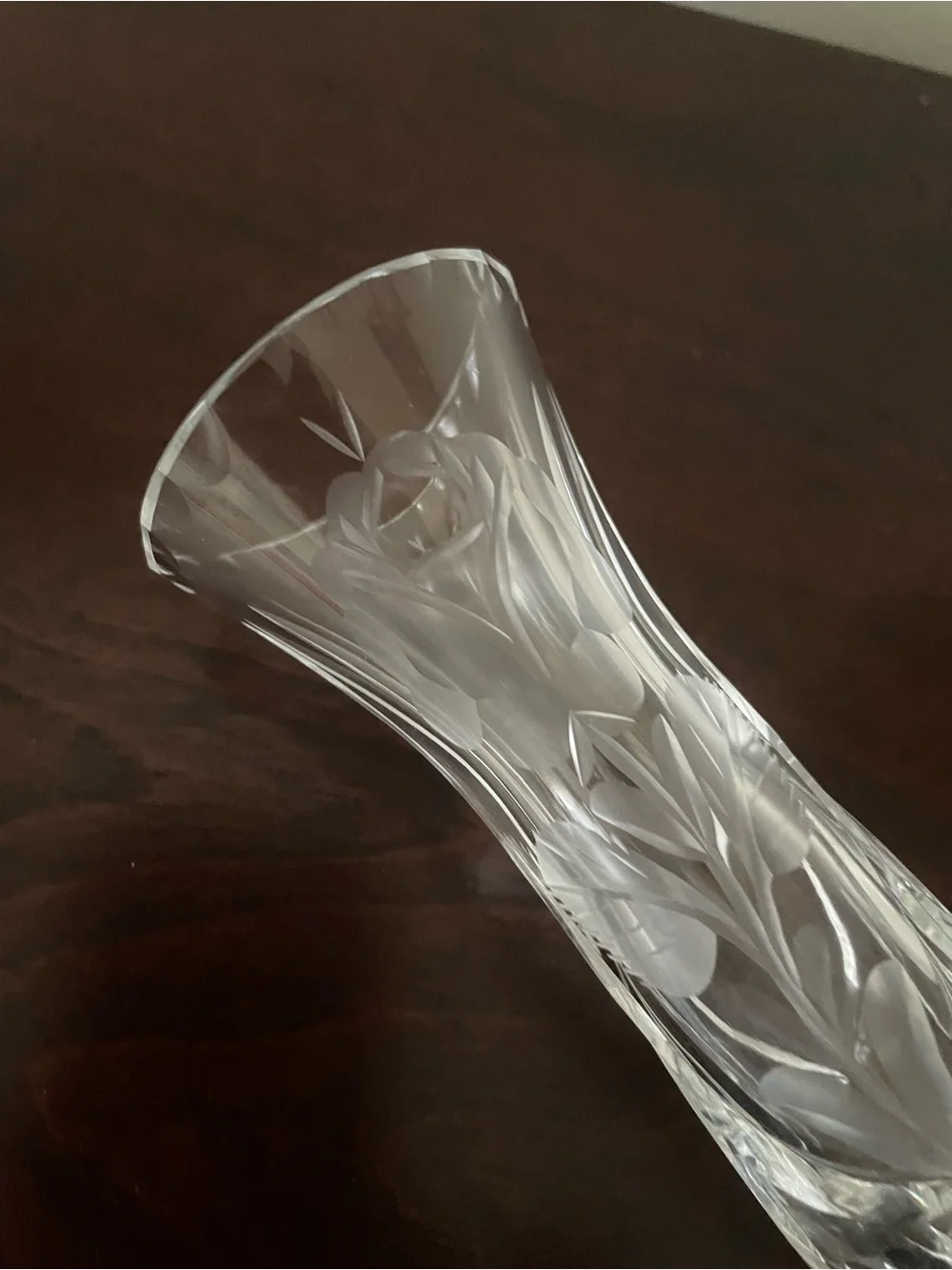 Crystal bud vase with etched rose design - Picture 4 of 8